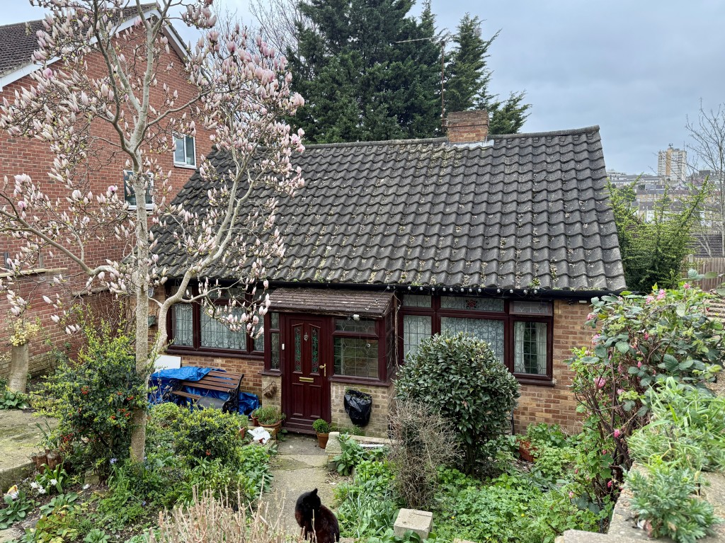 Lot: 79 - DETACHED BUNGALOW FOR IMPROVEMENT - Detached bungalow
